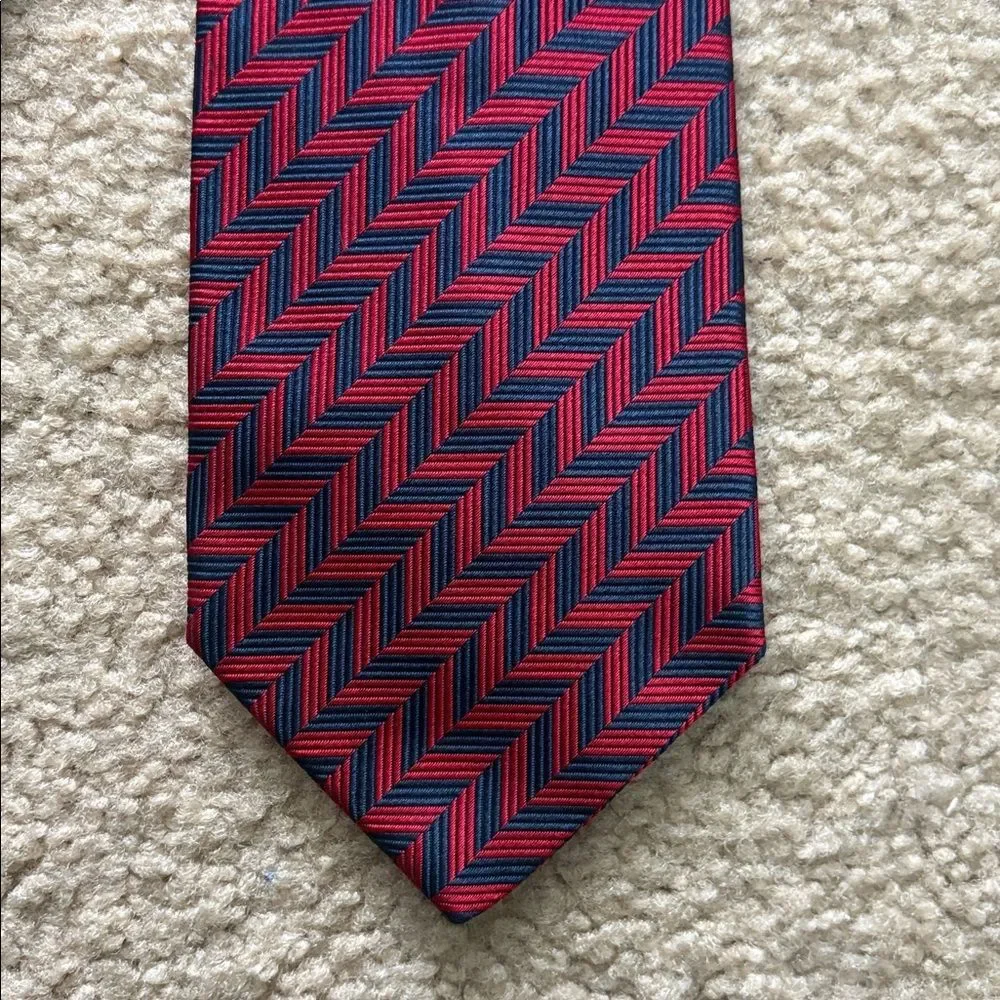 Valentino Navy Red 100% Silk Zig Zag Chevron Men’s Tie Business Office Luxury